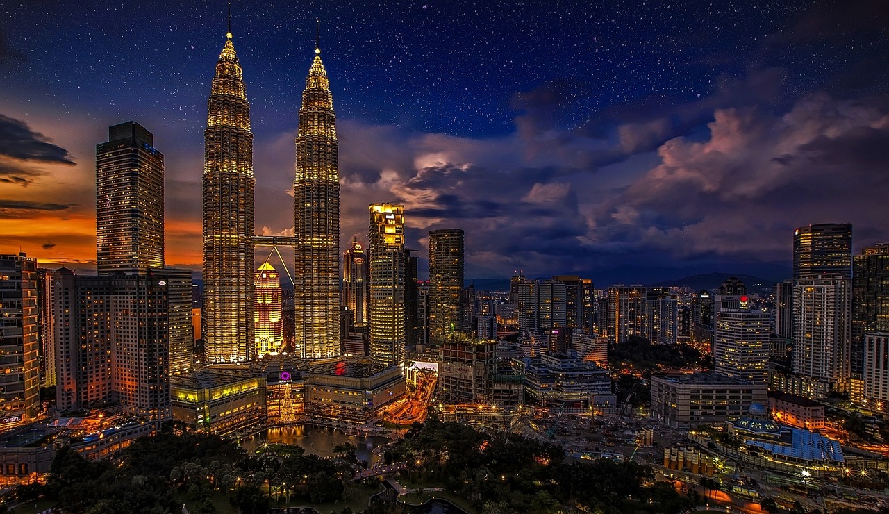TOUR TO KAULA LAMPUR kuala lumpur, petronas twin towers, cityscape-1820944.jpg